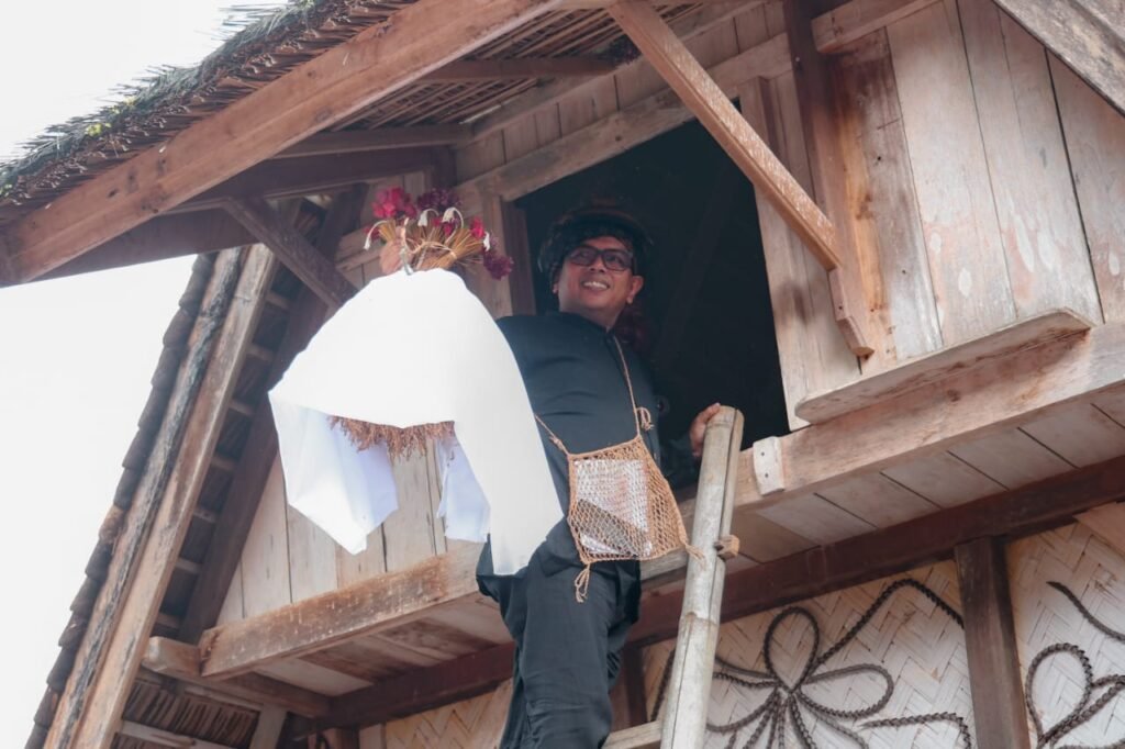 Gubernur Banten Andra Soni mengikuti prosesi Ngimahkeun Pare ka Leuit Adat atau proses memasukkan padi ke lumbung pada tradisi adat tahunan Seren Taun Kasepuhan Cisungsang di Kecamatan Cibeber, Kabupaten Lebak, Minggu (28/9/2025).
