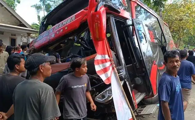 Bus pariwisata IND’S 88 dengan nomor polisi P-7221-UG yang dikemudikan Al Bahri dan kernet Mergi, mengangkut 52 penumpang rombongan karyawan RSBS.