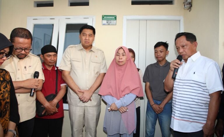 Mendagri Tito Karnavian Dampingi Menteri Perumahan dan Kawasan Permukiman (PKP) Maruarar Sirait Rumah untuk Keluarga Mendiang Affan Kurniawan September 1, 2025