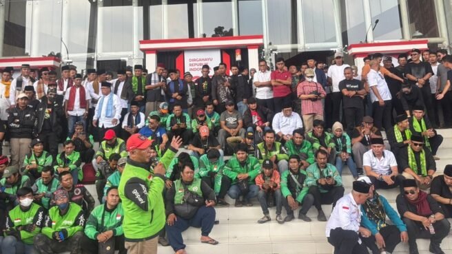 Ojol dan masyarakat Tangsel berkomitmen Jaga kondusifitas. Foto; depan gedung DPRD Tangsel.