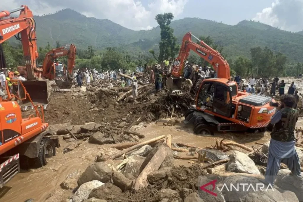 Tim penyelamat mencari korban hilang usai banjir bandang melanda Buner, Provinsi Khyber Pakhtunkhwa, Pakistan, Sabtu (16/8/2025). ANTARA FOTO/Xinhua/stringer/bar/aa.