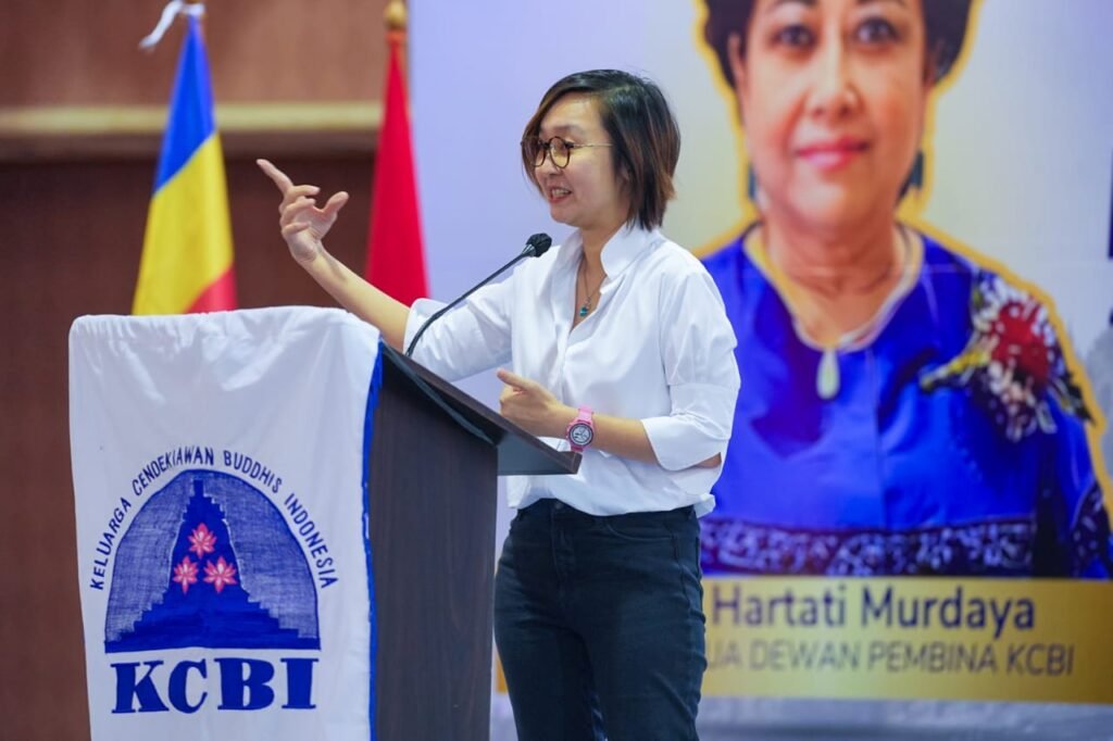 Wamen Ekraf Irene pun mengajak Cendekiawan Buddhis untuk menjaga kerukunan bersama satu sama lain, apapun agama yang dianutnya, tetap harus punya rasa saling mencintai.