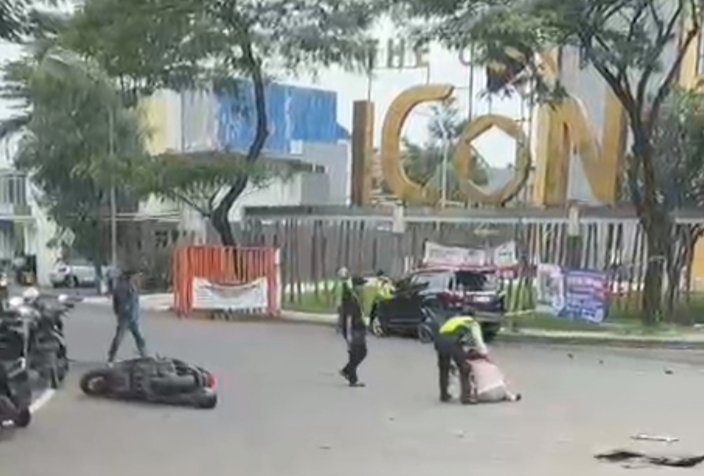 Lakalantas di  depan persimpangan Icon BSD