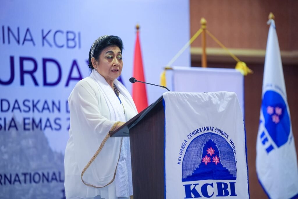 Pendiri sekaligus Ketua Dewan Pembina Keluarga Cendekiawan Buddhis Indonesia (KCBI) Ibu Dra. S. Hartati Murdaya, secara resmi melakukan Pengukuhan Dewan dan Pelantikan Dewan Pengurus Pusat KCBI masa bakti 2024–2029