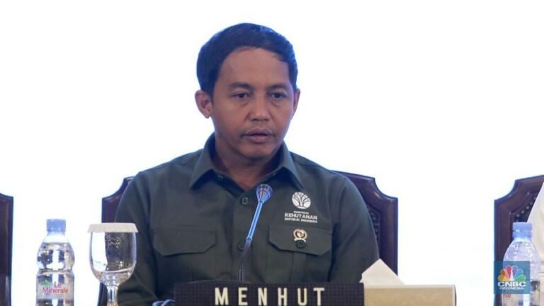 Menteri Kehutanan (Menhut) RI, Raja Juli Antoni dalam konferensi pers bersama terkait deregulasi kebijakan impor dan deregulasi kemudahan berusaha di Kementrian Perdagangan, Jakarta, Senin (30/6/2025). (CNBC Indonesia/Muhammad Sabki)
