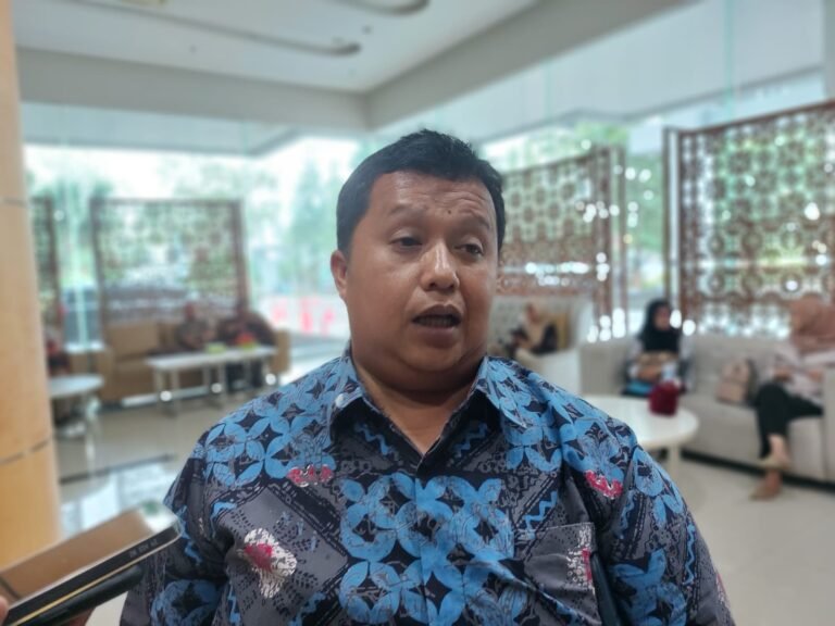 Kepala Ombudsman RI Perwakilan Banten, Fadli Afriadi usai pertemuannya dengan Wakil Wali Kota Tangsel, Pilar Saga Ichsan, di Puspemkot Tangsel, Ciputat, Kamis (25/9).