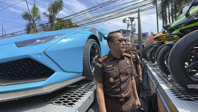 Kejaksaan Negeri (Kejari) Kabupaten Bandung resmi melaksanakan eksekusi barang bukti terkait kasus 'Binary Option' Doni Salmanan, Kamis (26/9/2024). Foto: kumparan