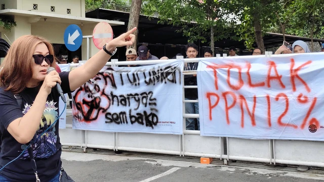 Sejumlah massa yang terdiri dari buruh hingga emak-emak menggelar aksi demonstrasi menolak penerapan PPN 12 persen di depan Kantor Pajak DIY, di Ring Road Utara, Kabupaten Sleman, Senin (31/12). Foto: Arfiansyah Panji/kumparan