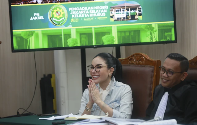 Terdakwa Nikita Mirzani saat mendengarkannketerangan saksi ahli di Pengadilan Negeri Jakarta Selatan, Jakarta, Kamis, (25/9/2025). Foto: Agus Apriyanto