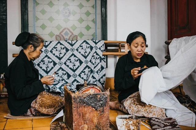 Ilustrasi link twibbon Hari Batik Nasional 2025. Foto: Unsplash