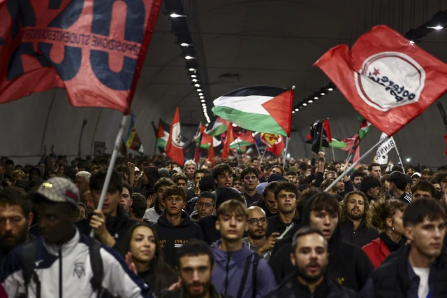 Demonstran pro-Palestina ikut serta dalam protes untuk mengecam intersepsi kapal-kapal Armada Global Sumud, di Roma, Italia, Rabu (1/10/2025). Foto: Yara Nardi/REUTERS