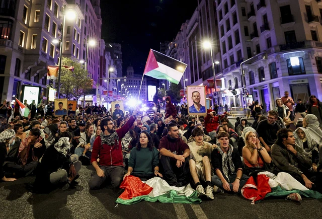 Demonstran pro-Palestina memblokir jalan Gran Via dalam aksi protes untuk mengecam intersepsi kapal-kapal Global Sumud Flotilla, di Madrid, Spanyol, Kamis (2/10/2025). Foto: Juan Medina/REUTERS