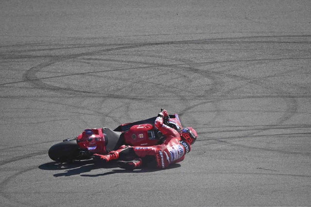 Sang juara dunia mengalami crash usai ditabrak Marco Bezzecchi pada lap pertama, tak lama usai start dilangsungkan. Minggu 5/10