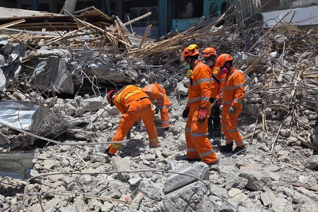 Proses evakuasi korban bangunan ambruk Ponpes Al-Khoziny, Kecamatan Buduran, Sidoarjo, Minggu (5/10/2025). Foto: Basarnas