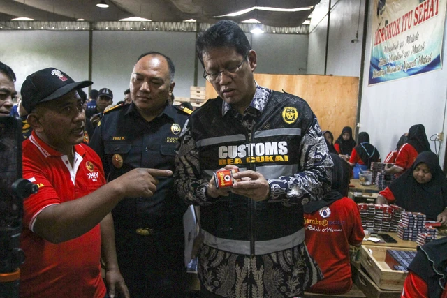 Menteri Keuangan Purbaya Yudhi Sadewa (kanan) melihat produksi rokok Sigaret Kretek Tangan (SKT) di Kawasan Industri Hasil Tembakau (KIHT) di Desa Megawon, Jati, Kabupaten Kudus,