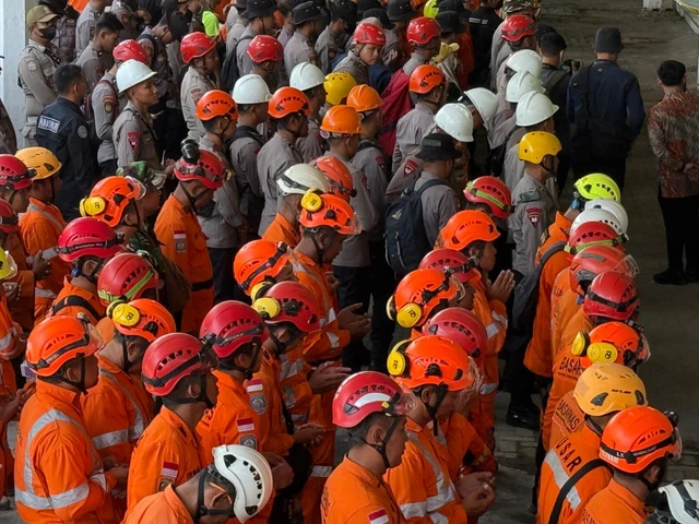 Tim SAR lakukan apel penutupan evakuasi di musala Ponpes Al Khoziny Sidoarjo yang ambruk. Foto: Dok. BNPB