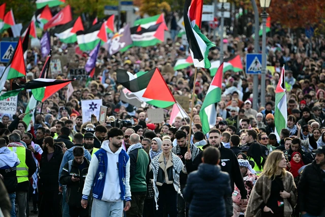 Massa pendukung pro-Palestina menggelar aksi unjuk rasa bertajuk "United for Gaza" di Berlin, Jerman, Sabtu (11/10/2025). Foto: Tobias SCHWARZ / AFP