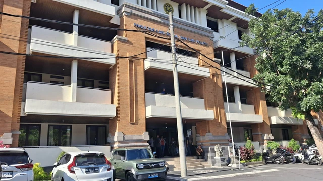 Suasana depan gedung fakultas Fisip Universitas Udayana, Bali. Foto: Denita BR Matondang/kumparan