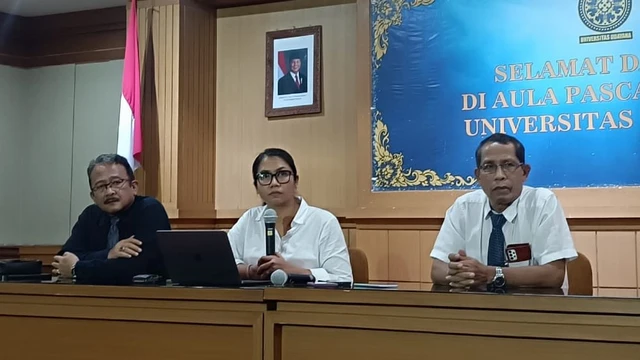 Ketua Unit Komunikasi Publik Universitas Udayana, Dewi Pascarani memberikan keterangan pers pada Senin (20/10/2025).