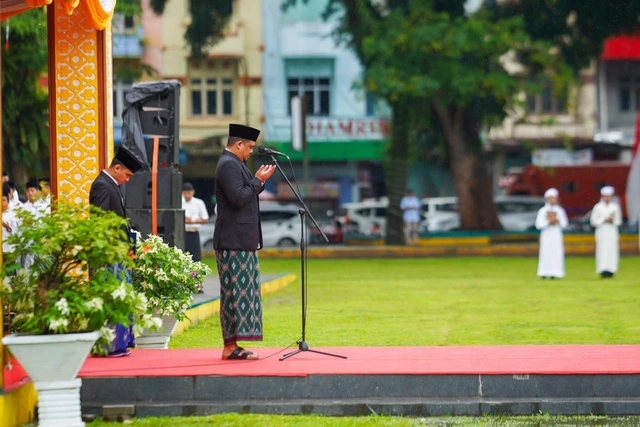 Gubernur Sumatera Utara Bobby Nasution memimpin apel Peringatan Hari Santri Tingkat Provinsi Sumut Tahun 2025 di Lapangan Merdeka Binjai Jalan Jenderal Sudirman Kota Binjai, Rabu (22/10/2025). Foto: Dok. Istimewa