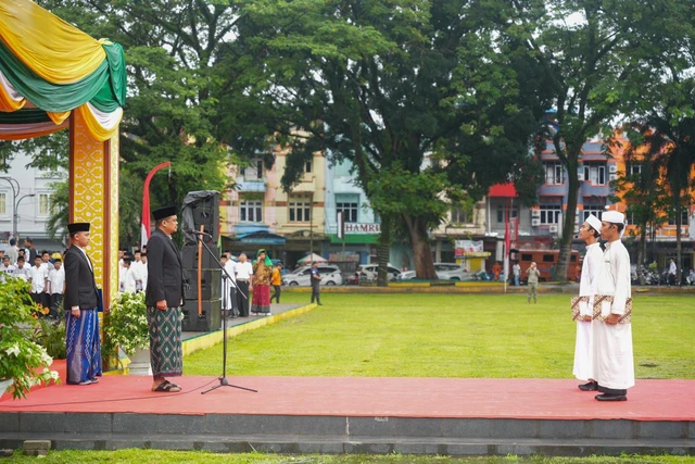 Gubernur Sumatera Utara Bobby Nasution memimpin apel Peringatan Hari Santri Tingkat Provinsi Sumut Tahun 2025 di Lapangan Merdeka Binjai Jalan Jenderal Sudirman Kota Binjai, Rabu (22/10/2025). Foto: Dok. Istimewa