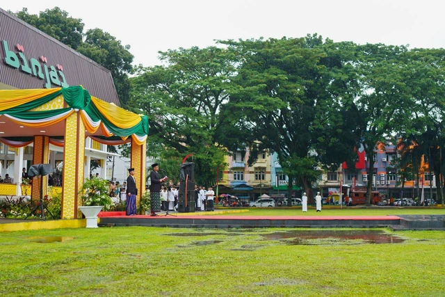 Gubernur Sumatera Utara Bobby Nasution memimpin apel Peringatan Hari Santri Tingkat Provinsi Sumut Tahun 2025 di Lapangan Merdeka Binjai Jalan Jenderal Sudirman Kota Binjai, Rabu (22/10/2025). Foto: Dok. Istimewa