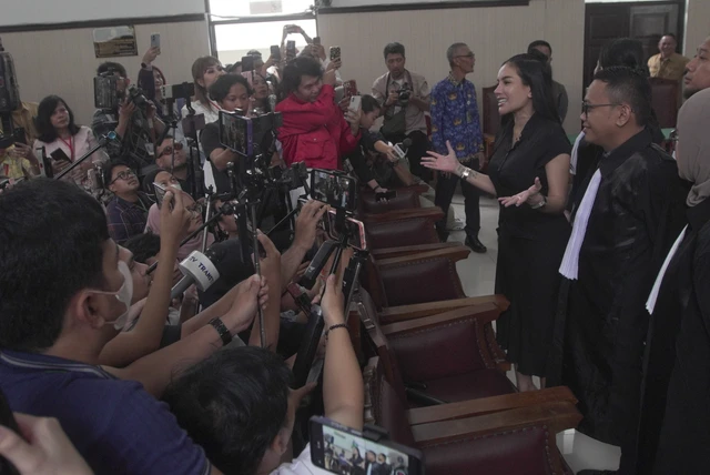 Terdakwa Nikita Mirzani saat menjalani sidang putusan di Pengadilan Negeri Jakarta Selatan, Jakarta, Selasa, (28/10/2025). Foto: Agus Apriyanto