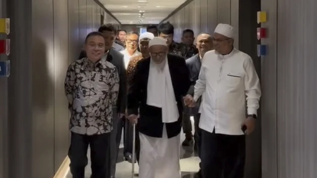 Wakil Ketua Umum DPR RI Sufmi Dasco Ahmad Tokoh Ulama Abu Bakar Ba'asyir beserta beberapa tokoh lainnya, di ruang pimpinan Gedung Nusantara III Senayan Jakarta. Foto: Instagram/ @sufmi_dasco