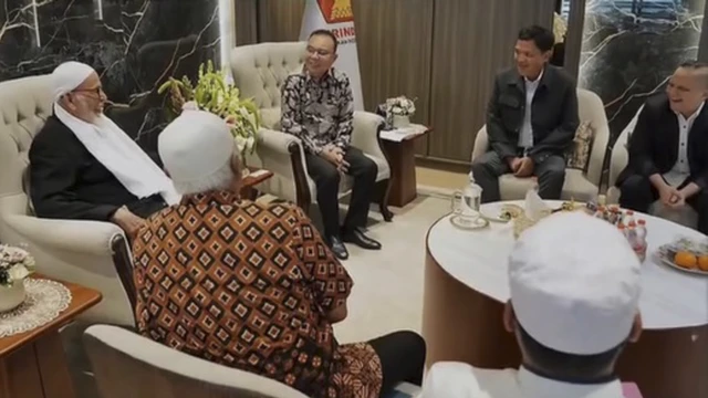 Wakil Ketua Umum DPR RI Sufmi Dasco Ahmad Tokoh Ulama Abu Bakar Ba'asyir beserta beberapa tokoh lainnya, di ruang pimpinan Gedung Nusantara III Senayan Jakarta. Foto: Instagram/ @sufmi_dasco