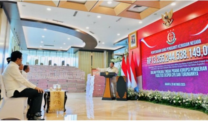 Presiden Prabowo Subianto menyampaikan sambutannya di Gedung Utama Kompleks Kejaksaan Agung RI, Jakarta, pada Senin, 20 Oktober 2025. Foto: BPMI Setpres/Laily Rachev
