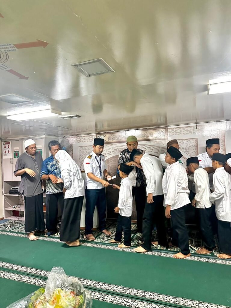PT. Surya Timur Line menggelar kegiatan santunan anak yatim di atas kapal penumpang KMP Amadea. Foto; Budi06/portalbmi.id