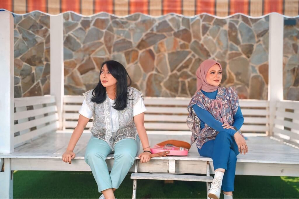 Billkiss yang beranggotakan Maulin (vocal) dan Helvi (bass) kini kembali menyuguhkan karya terbaru mereka melalui perilisan video klip “Apa Jadinya” Foto; portalbmi.id