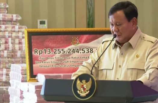 Presiden Prabowo Subianto menyampaikan sambutannya di Gedung Utama Kompleks Kejaksaan Agung RI, Jakarta, pada Senin, 20 Oktober 2025. Foto: BPMI Setpres/Laily Rachev
