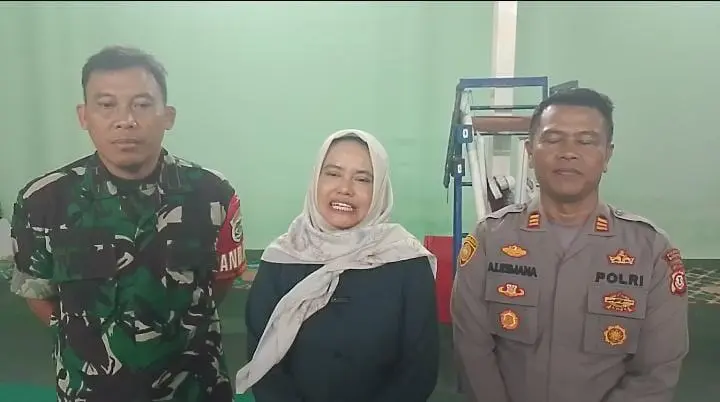 Camat Pasir Jambu Nia Kania Turun Langsung untuk memediasikan Warga dengan Kades Cukanggenteng 10/10. Foto; Herlan06-PBMI. 