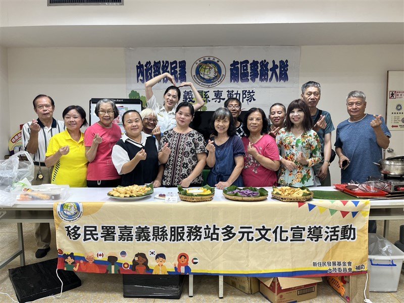 Tina Lin (tengah, batik) memperkenalkan kuliner Indonesia kepada warga Taiwan dan para imigran baru lainnya. (Sumber Foto : Kantor Layanan Kabupaten Chiayi NIA, 18 Oktober 2025)