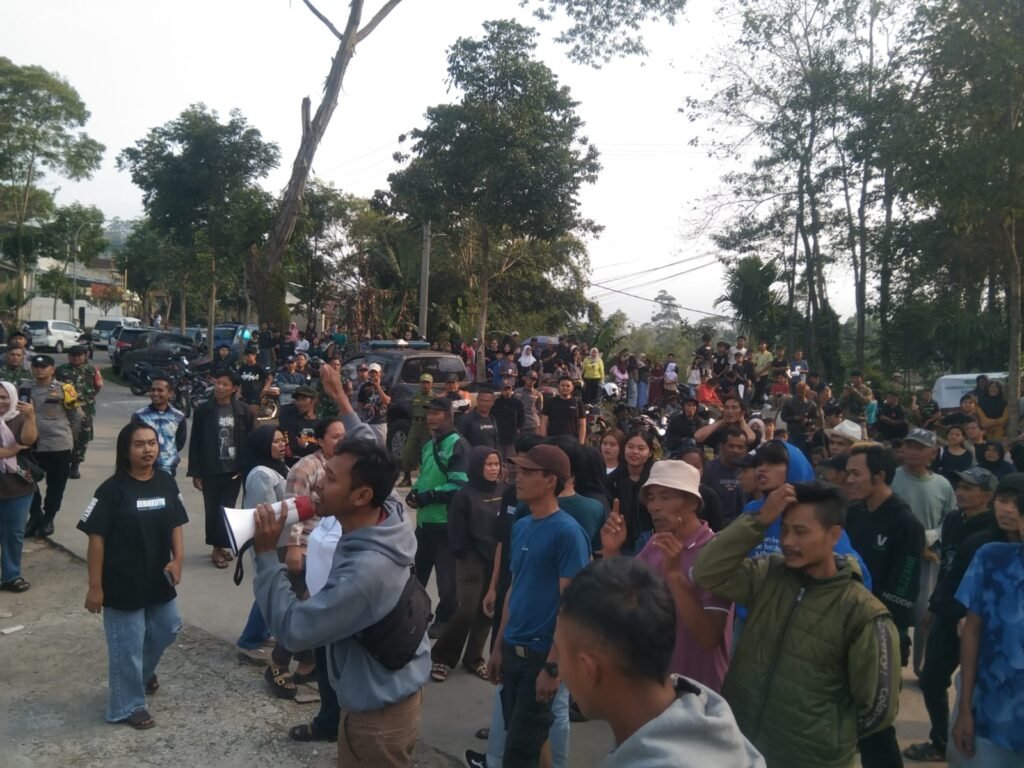 Desakan Mundur untuk Kades Menguat, Camat Pasirjambu Turun Mediasi Konflik Warga 10/10. Foto; Herlan06-PBMI.