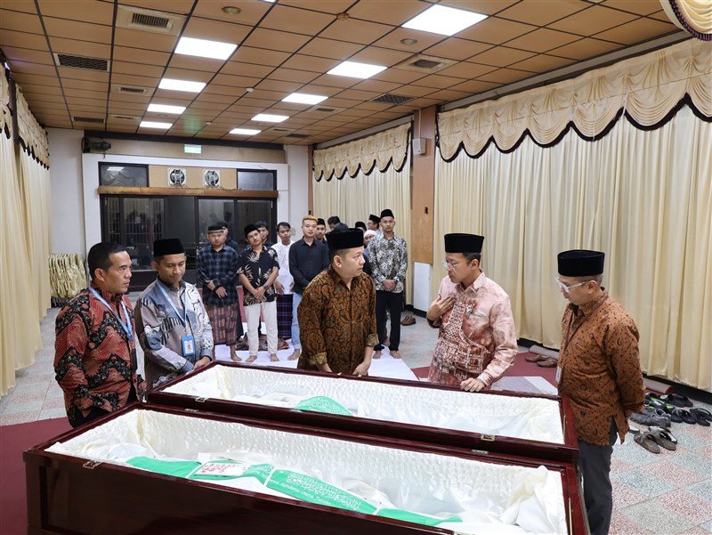 Kedua almarhum berasal dari Indramayu, yakni Widodo dan Aas Askori. (Sumber Foto : KDEI)