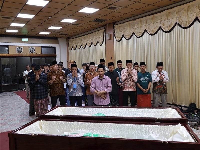 KDEI Taipei bersama PCINU Taiwan memfasilitasi prosesi pemulasaran dua jenazah PMI resmi di Rumah Duka Zhongli. (Sumber Foto : KDEI)