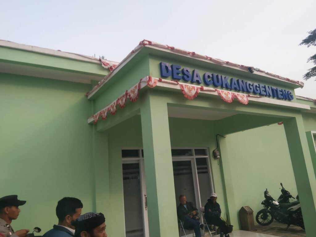Balai Desa Cukanggenteng Kecamatan Pasir jambu di Demo warga 10/10. Foto; Herlan06-PBMI.