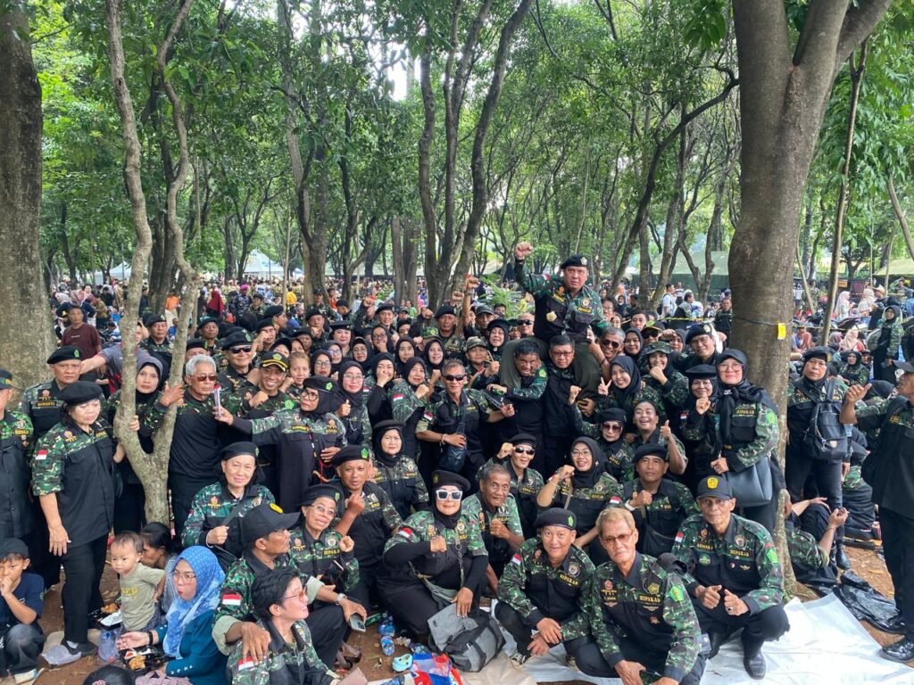Ketua Umum HIPAKAD Hariara Tambunan bersama1 SSB Parade HIPAKAD di Silang MONAS.