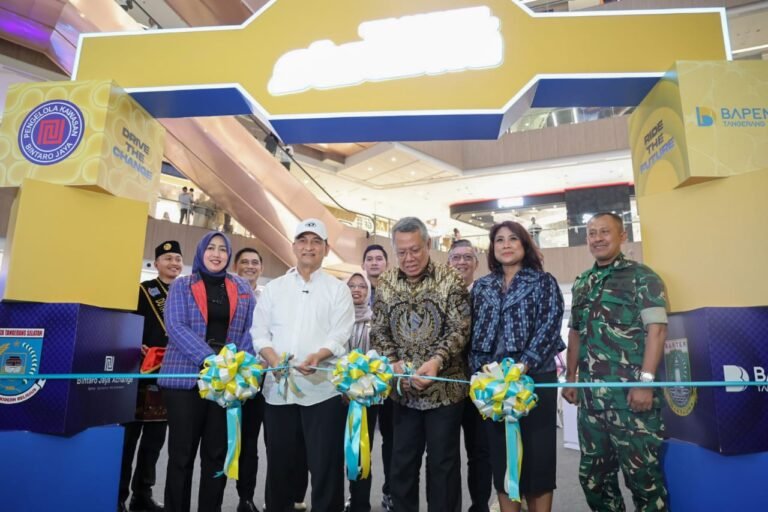 Dimyati Natakusumah bersama Benyamin Davnie dalam acara Tangsel Otozone 2025 di Bintaro Jaya Xchange Mall, Kota Tangerang Selatan, (10/10/2025).