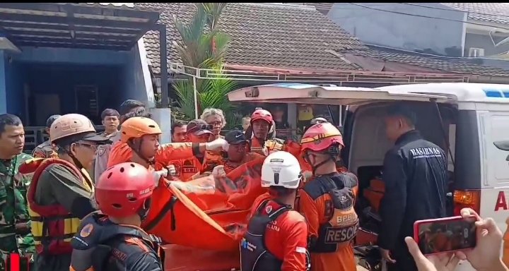 Korban ditemukan sekitar pukul 09.25 WIB oleh tim SAR gabungan pada jarak 1,8 kilometer dari lokasi kejadian,