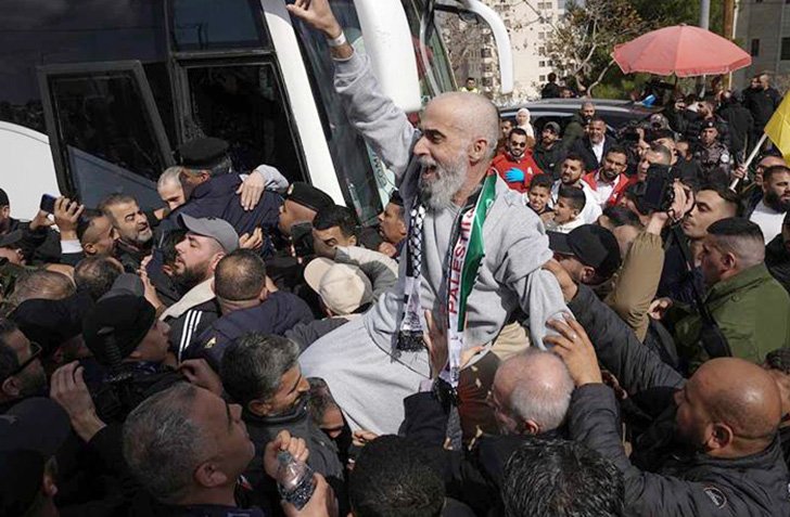 Ribuan tahanan Palestina dibebaskan Israel pada Senin (13/10/2025), setelah Hamas menyerahkan 20 sandera hidup kepada Tel Aviv melalui Palang Merah Internasional (ICRC). (Sumber Foto: Ahram Online)
