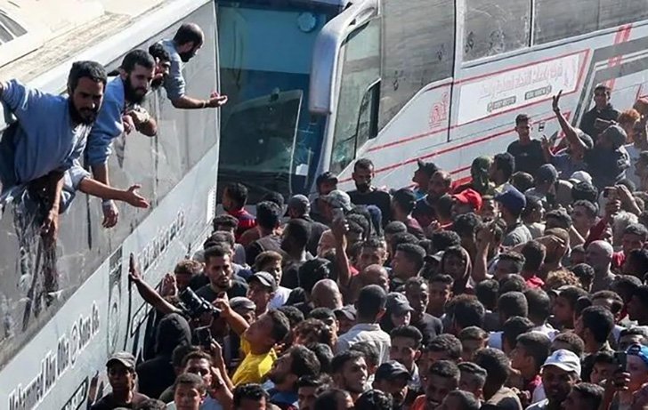 Ribuan tahanan Palestina dibebaskan Israel pada Senin (13/10/2025), setelah Hamas menyerahkan 20 sandera hidup kepada Tel Aviv melalui Palang Merah Internasional (ICRC). (Sumber: Reuters)