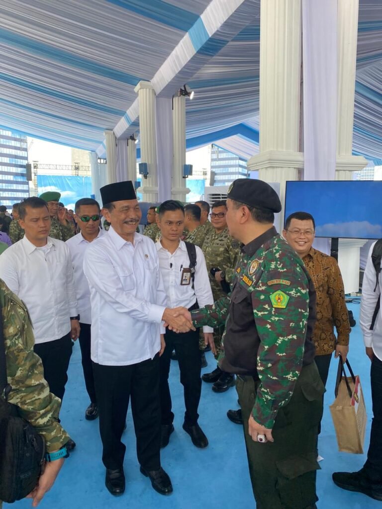 Ketua umum HIPAKAD Hariari Tambunan bersalaman dengan Staf khusus 3 bidang Presiden Bpk Jenderal TNI Luhut Panjaitan bersama ketua umum DPP HIPAKAD dalam Acara HUT TNI di Monas 5/10. Foto; Deny/portalbmi.id