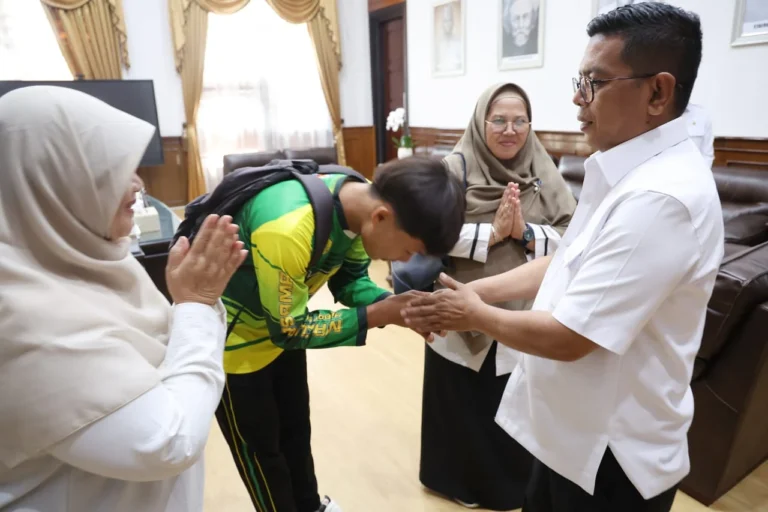 Gubernur Banten Andra Soni mengambil langkah memediasi Kepala SMA Negeri 1 Cimarga Dini Fitria dan Indra, siswa sekolah yang keahuan merokok.