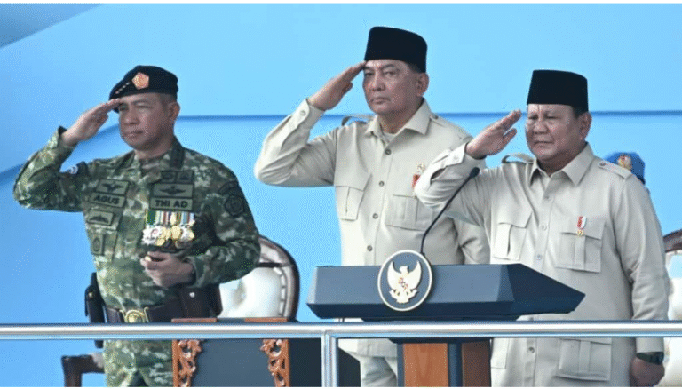 Presiden Prabowo Subianto bertindak sebagai inspektur upacara dalam Upacara Peringatan Hari Ulang Tahun (HUT) ke-80 Tentara Nasional Indonesia (TNI) yang digelar di Lapangan Silang Monumen Nasional (Monas), Jakarta, pada Minggu, 5 Oktober 2025.
