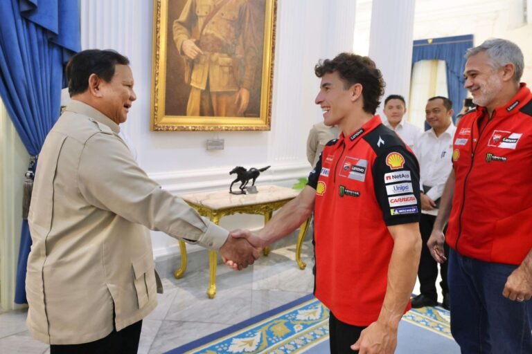 Presiden Republik Indonesia Prabowo Subianto menerima kunjungan Juara Dunia MotoGP 2025, Marc Márquez, di Istana Negara Jakarta