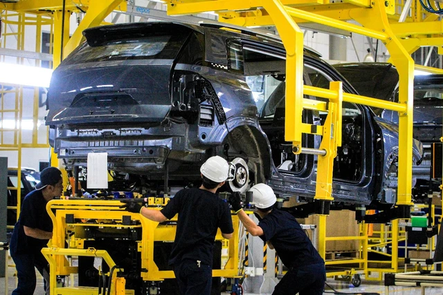 Aktivitas produksi mobil listrik murni atau Battery Electric Vehicle (BEV) GAC AION V di fasilitas perakitan PT Indomobil Sukses Internasional Tbk (IMAS) milik PT National Assemblers (Indomobil Group) di Purwakarta, Jabar, Selasa (10/6/2025). Foto: Indomobil Group