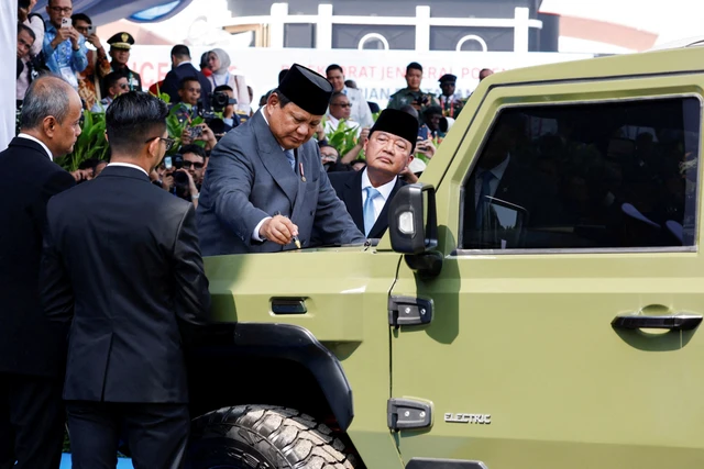Presiden Prabowo Subianto menandatangani kendaraan taktis (rantis) MV3 berbasis listrik buatan PT Pindad, Pandu saat pameran Indo Defence Expo dan Forum di JIExpo Kemayoran, Jakarta, Rabu (11/6/2025). Foto: Aditya Pradana Putra/ANTARA FOTO